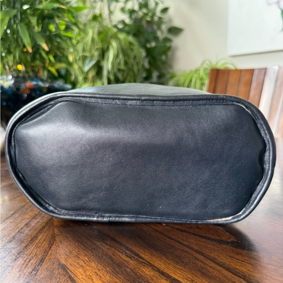 Vintage Coach Navy Leather Shoulder Bag - Picture 10 of 13